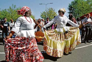 Volgens sommigen komt het rechts voor dansen voort uit de traditionele dansen op Curacao.